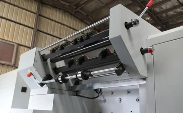 Horizontal foil pulling device