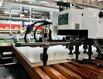 How Does a Flat-Bed Foil Stamping Machine Cut and Stamp in One Pass?
